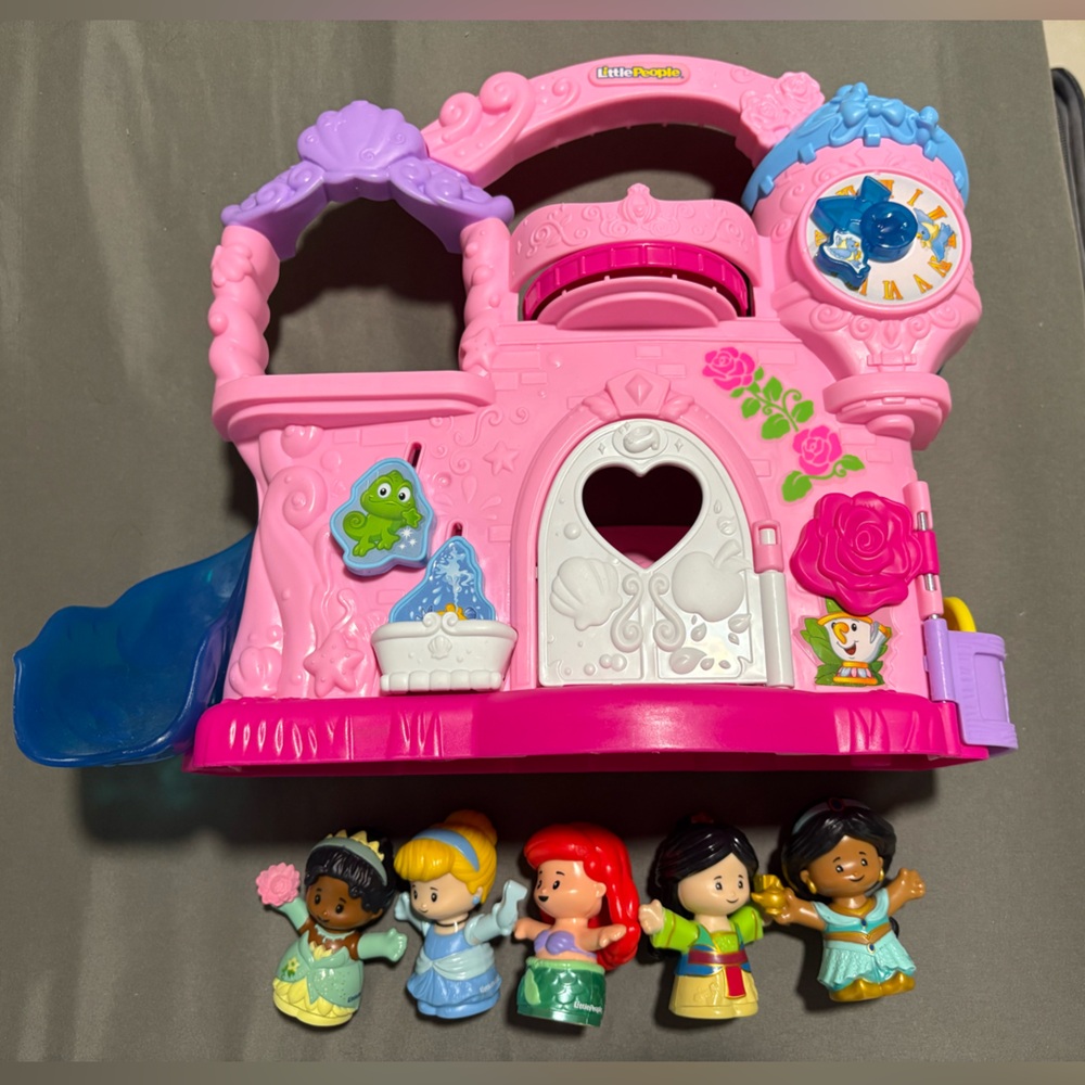 Fisher-Price Little People Disney Princess Play & Go Castle.